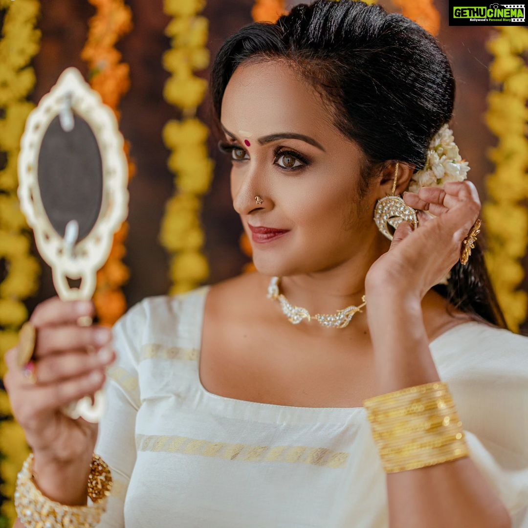 Shalu Menon Instagram - Onam shoot for @shalumenonhere Makeup @sandrabeautyparlour ๐ธ @sachinchandraphotography #onamshoot #onam #onamcelebration #nadan #makeup #mannar #makeupartistmavelikara #celebrity #makeupshoot #onamphotoshoot Sandra Beauty Parlour