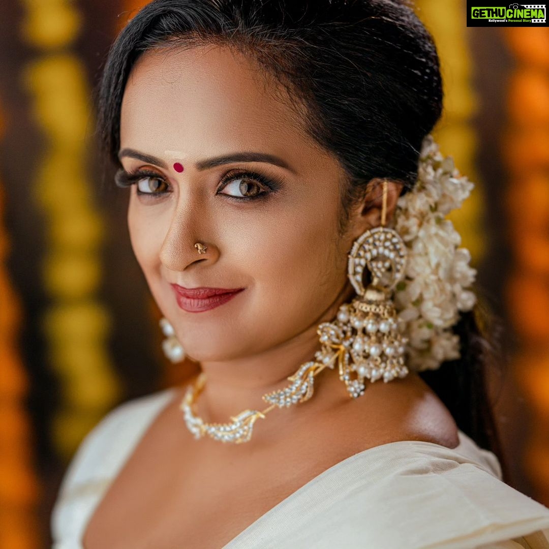 Shalu Menon Instagram - Onam shoot for @shalumenonhere Makeup @sandrabeautyparlour ๐ธ @sachinchandraphotography #onamshoot #onam #onamcelebration #nadan #makeup #mannar #makeupartistmavelikara #celebrity #makeupshoot #onamphotoshoot Sandra Beauty Parlour