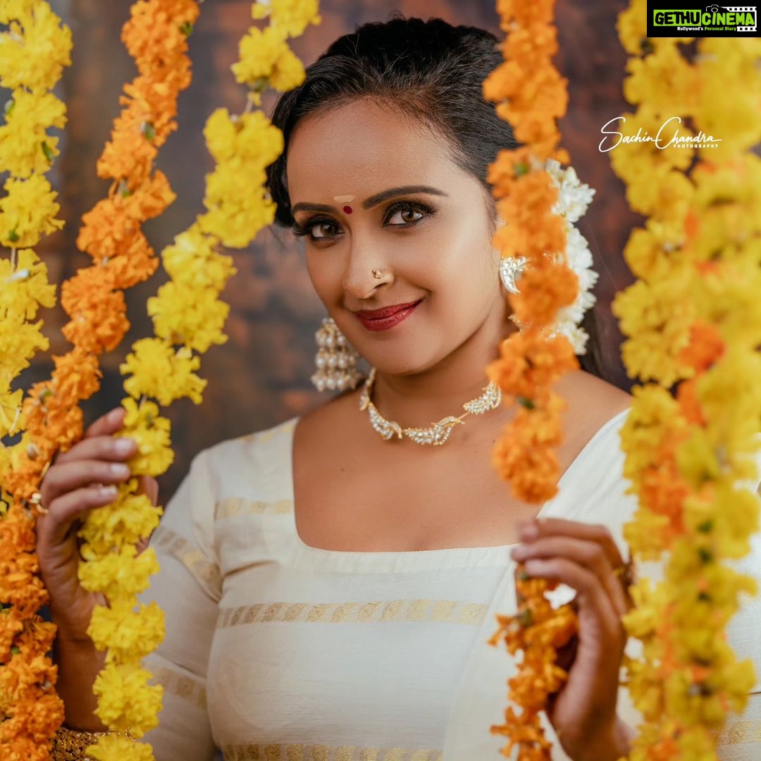 Shalu Menon Instagram - Onam shoot for @shalumenonhere Makeup @sandrabeautyparlour ๐ธ @sachinchandraphotography #onamshoot #onam #onamcelebration #nadan #makeup #mannar #makeupartistmavelikara #celebrity #makeupshoot #onamphotoshoot Sandra Beauty Parlour