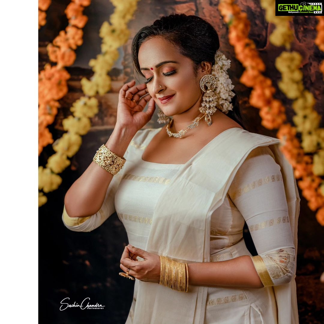Shalu Menon Instagram - Onam shoot for @shalumenonhere Makeup @sandrabeautyparlour ๐ธ @sachinchandraphotography #onamshoot #onam #onamcelebration #nadan #makeup #mannar #makeupartistmavelikara #celebrity #makeupshoot #onamphotoshoot Sandra Beauty Parlour