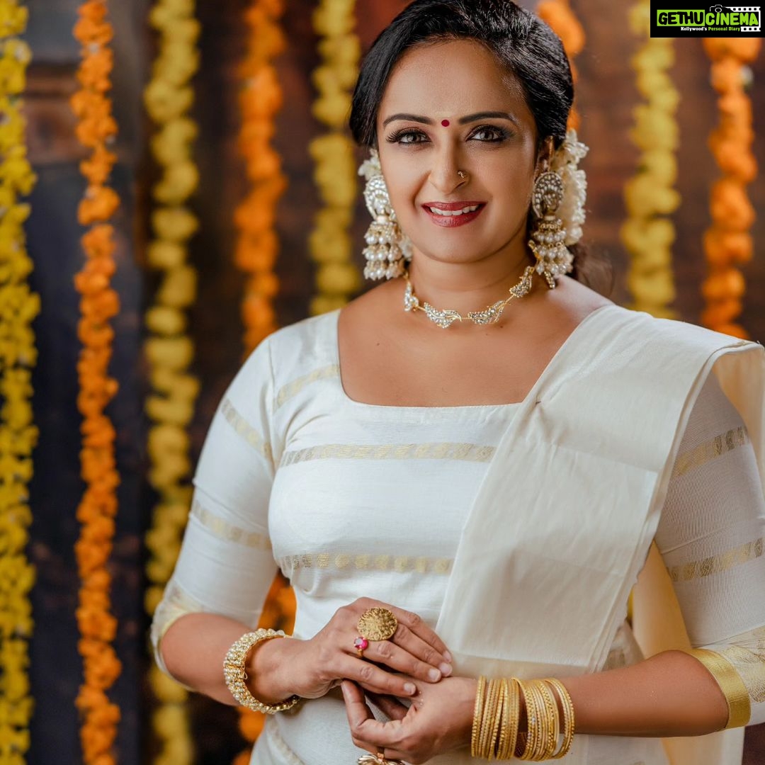 Shalu Menon Instagram - Onam shoot for @shalumenonhere Makeup @sandrabeautyparlour ๐ธ @sachinchandraphotography #onamshoot #onam #onamcelebration #nadan #makeup #mannar #makeupartistmavelikara #celebrity #makeupshoot #onamphotoshoot Sandra Beauty Parlour