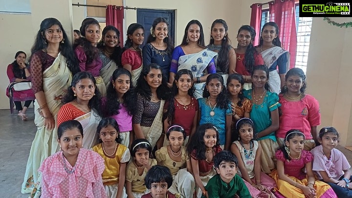 Shalu Menon Instagram - Haiiii …… had a great onam celebration at(mallapally ,ponkunnam chengannur branch) with the students and parents ….. it was really a beautiful time …… luv u all for the supports ….❤️❤️❤️ #onamcelebration#onam#traditional #function#dance#school#jayakerala#dancereels #performer #art #photo