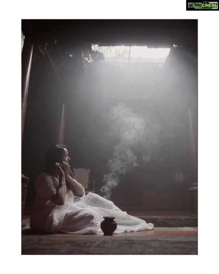 Shalu Menon Instagram - "Immersed in the past, where the allure of yesteryears meets the cultural richness of the present” 🌈 ✂️ @_prism.of.hari_ 📸 @abhimanue_k_raju 🥻 @vasudevan.arun 💄 @sooraj_surendra2022 Asst : @janeesh_vijayan_parayil Crew : @vaisakh_karun @abhijith_td #VintageElegance #InstaGood #PhotoOfTheDay #Beautiful #PicOfTheDay #Trending #InstaPic #PhotoShoot #ExploreMore #LifelsBeautiful #Memories #Wanderlust #AdventureTime #ChasingLight #SunsetLovers #NaturePhotography #TravelGram #Fashionista #VintageVibes #CandidCapture #BehindTheLens Kumarakom Heritage Resort