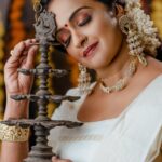Shalu Menon Instagram - Happy Onam..❤️ ❤️❤️❤️ Dop-@sachinchandraphotography Mua-@sandrabeautyparlour Styling-@vasudevan.arun Courtesy-@jayakerala_visualcollections #onam2023#onamphotoshoot#onamvibes#dancer#actress #traditional#culture#photo#photooftheday#photographylovers#photography #art #artist #performer #traditionalsaree #traditionaljewellery