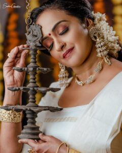 Shalu Menon Instagram - Happy Onam..❤️

❤️❤️❤️
Dop-@sachinchandraphotography
Mua-@sandrabeautyparlour
Styling-@vasudevan.arun
Courtesy-@jayakerala_visualcollections

#onam2023#onamphotoshoot#onamvibes#dancer#actress
#traditional#culture#photo#photooftheday#photographylovers#photography #art #artist #performer #traditionalsaree #traditionaljewellery