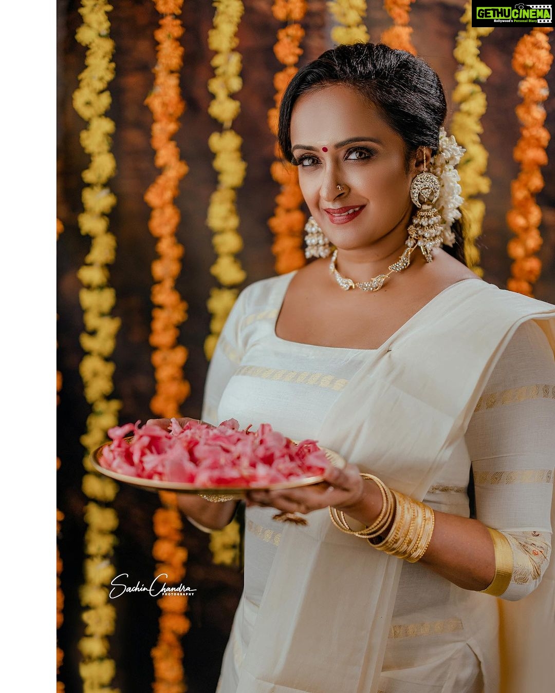 Shalu Menon Instagram - Happy Onam..❤️ ❤️❤️❤️ Dop-@sachinchandraphotography Mua-@sandrabeautyparlour Styling-@vasudevan.arun Courtesy-@jayakerala_visualcollections #onam2023#onamphotoshoot#onamvibes#dancer#actress #traditional#culture#photo#photooftheday#photographylovers#photography #art #artist #performer #traditionalsaree #traditionaljewellery