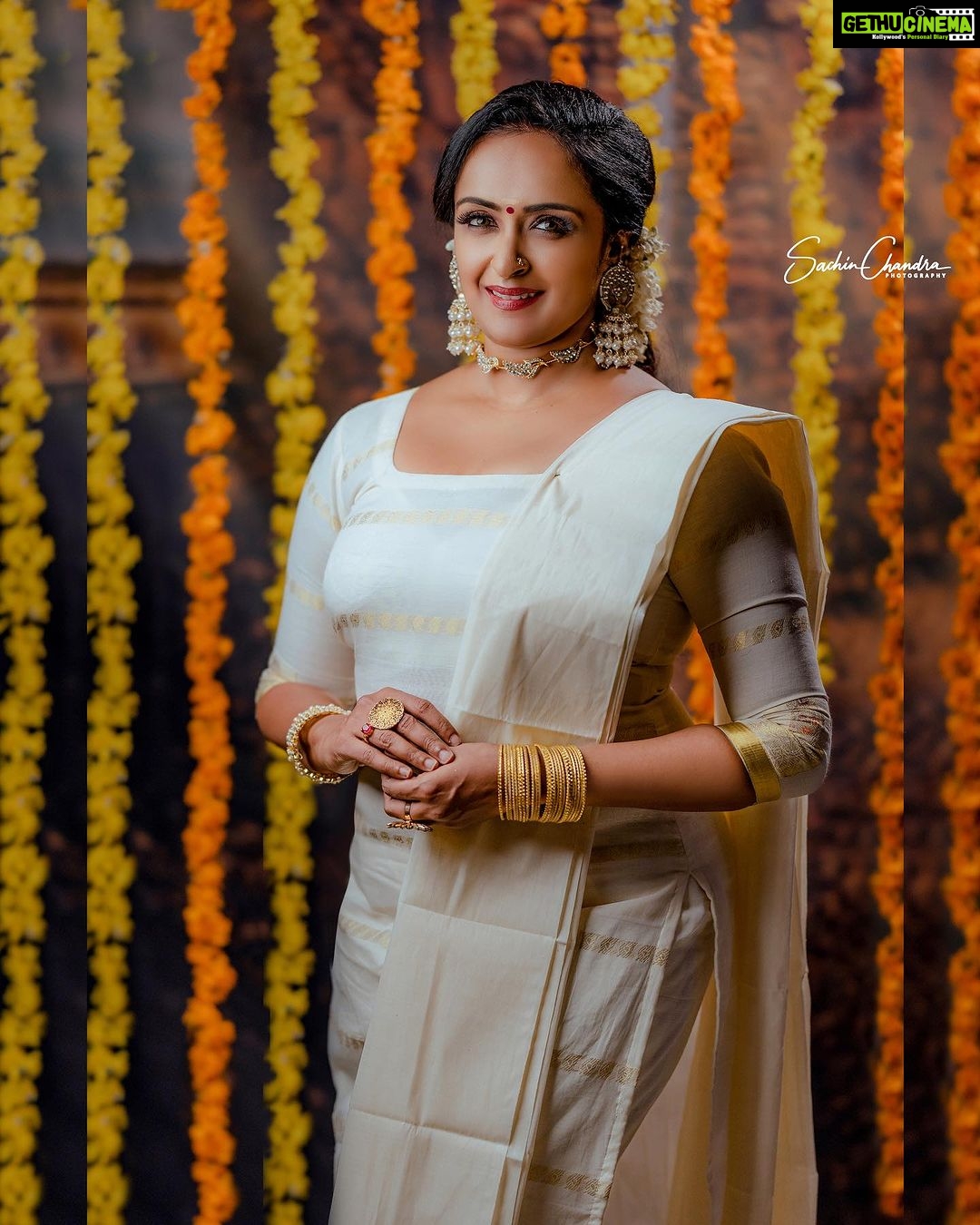 Shalu Menon Instagram - Happy Onam..❤️ ❤️❤️❤️ Dop-@sachinchandraphotography Mua-@sandrabeautyparlour Styling-@vasudevan.arun Courtesy-@jayakerala_visualcollections #onam2023#onamphotoshoot#onamvibes#dancer#actress #traditional#culture#photo#photooftheday#photographylovers#photography #art #artist #performer #traditionalsaree #traditionaljewellery
