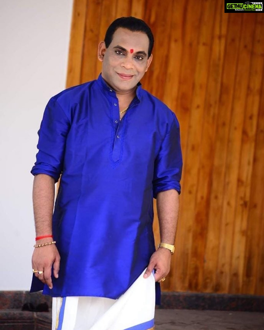 Shalu Menon Instagram - Adharanjalikal Anil mashe …..angayil ninnum nritham padikkan sadhichillengilum angayude kudumbathile oralayi enne snehichirunna angaykku entte kanneer pranamangal …