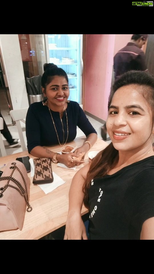 Shalu Shammu Instagram - Ice cream lovers 🍨🍨🍧🍧 @shalushamu #annanagar Chennai