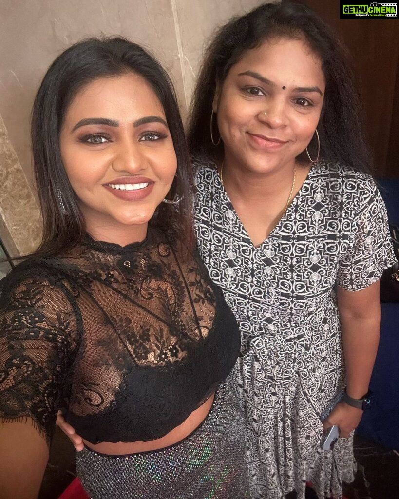 Shalu Shammu Instagram - The Women Behind My Beautiful Makeover @laavie_makeover 😘 #shalushamu #laavie #makeover #blacklove #twinning Radisson Blu Hotel Chennai City Centre