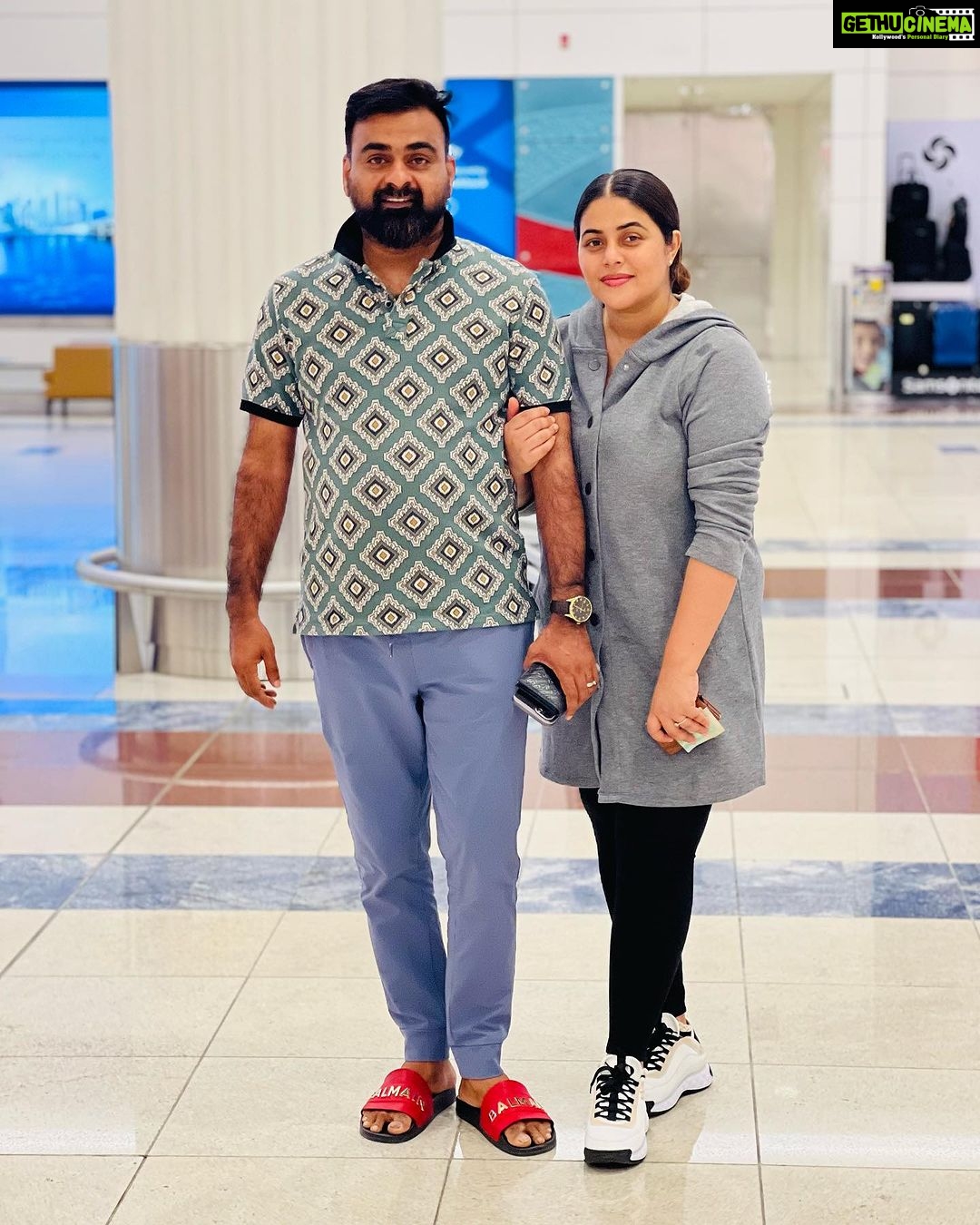 Shamna Kasim Instagram - @emirates @dubaiairports #dubai🇦🇪 #emirates #airport #travel #shamnakasim #shanidasifali #hamdanasifali Dubai Airport Terminal-3