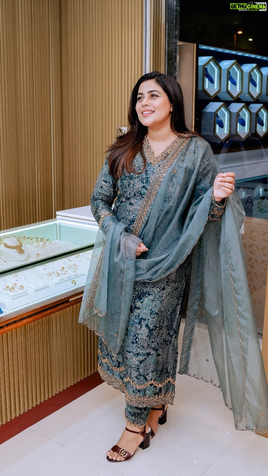 Shamna Kasim Instagram - @azyangolduae