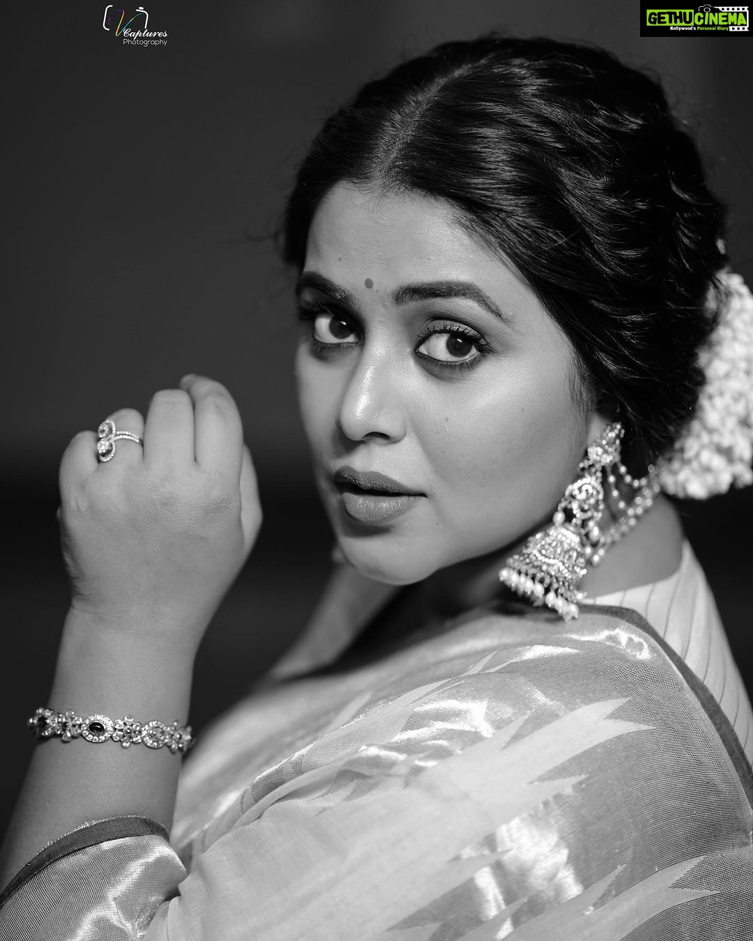 Shamna Kasim Instagram - No Indian girl can ever say no to the magic of Saree…. Styling: @vasudevan.arun Saree: @saanshi_handloom_kuthambully Blouse: @vasudevan.arun Jewelry: @emmadi_silver_jewellery Pics: @v_capturesphotography Hairstylist: @hairartistpoojagupta @etvtelugu2708 @etvwin #dheepremierleague #lovemyjob 🧿