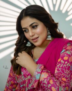 Shamna Kasim Instagram - 🩷 Costume: @jazaashdesignstudio Jewelry: @kushalsfashionjewellery Pics: @v_capturesphotography Hairstylist: @hairartistpoojagupta Personal staff: @pranay_kohli @etvtelugu2708 @etvwin #dheepremierleague #lovemyself #lovemyjob