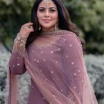 Shamna Kasim Instagram – Style is not a size .. it is an attitude….. 

Outfit: @jazaashdesignstudio 
Jewelry: @kushalsfashionjewellery 
Pics: @v_capturesphotography 
Hairstylist: @hairartistpoojagupta 
Personal staff: @pranay_kohli 

@etvtelugu2708 @etvwin #dheepremierleague #lovemyjob 🧿