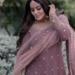 Shamna Kasim Instagram – Style is not a size .. it is an attitude….. 

Outfit: @jazaashdesignstudio 
Jewelry: @kushalsfashionjewellery 
Pics: @v_capturesphotography 
Hairstylist: @hairartistpoojagupta 
Personal staff: @pranay_kohli 

@etvtelugu2708 @etvwin #dheepremierleague #lovemyjob 🧿