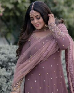 Shamna Kasim Instagram - Style is not a size .. it is an attitude….. Outfit: @jazaashdesignstudio Jewelry: @kushalsfashionjewellery Pics: @v_capturesphotography Hairstylist: @hairartistpoojagupta Personal staff: @pranay_kohli @etvtelugu2708 @etvwin #dheepremierleague #lovemyjob 🧿