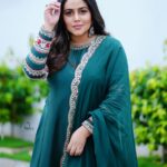 Shamna Kasim Instagram - Confidence has no competition… Costume: @nyrah_couture Jewelry: @emmadi_silver_jewellery Pics: @v_capturesphotography Hairstylist: @hairartistpoojagupta Personal staff: @pranay_kohli @etvtelugu2708 @etvwin #dheepremierleaguelatestpromo #lovemyjob 🧿