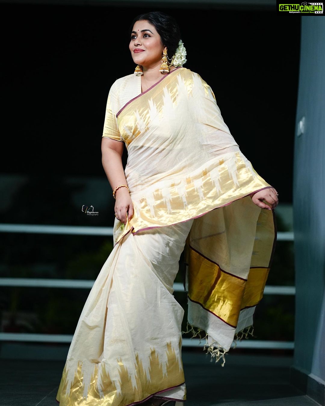 Shamna Kasim Instagram - No Indian girl can ever say no to the magic of Saree…. Styling: @vasudevan.arun Saree: @saanshi_handloom_kuthambully Blouse: @vasudevan.arun Jewelry: @emmadi_silver_jewellery Pics: @v_capturesphotography Hairstylist: @hairartistpoojagupta @etvtelugu2708 @etvwin #dheepremierleague #lovemyjob 🧿
