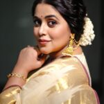 Shamna Kasim Instagram - No Indian girl can ever say no to the magic of Saree…. Styling: @vasudevan.arun Saree: @saanshi_handloom_kuthambully Blouse: @vasudevan.arun Jewelry: @emmadi_silver_jewellery Pics: @v_capturesphotography Hairstylist: @hairartistpoojagupta @etvtelugu2708 @etvwin #dheepremierleague #lovemyjob 🧿