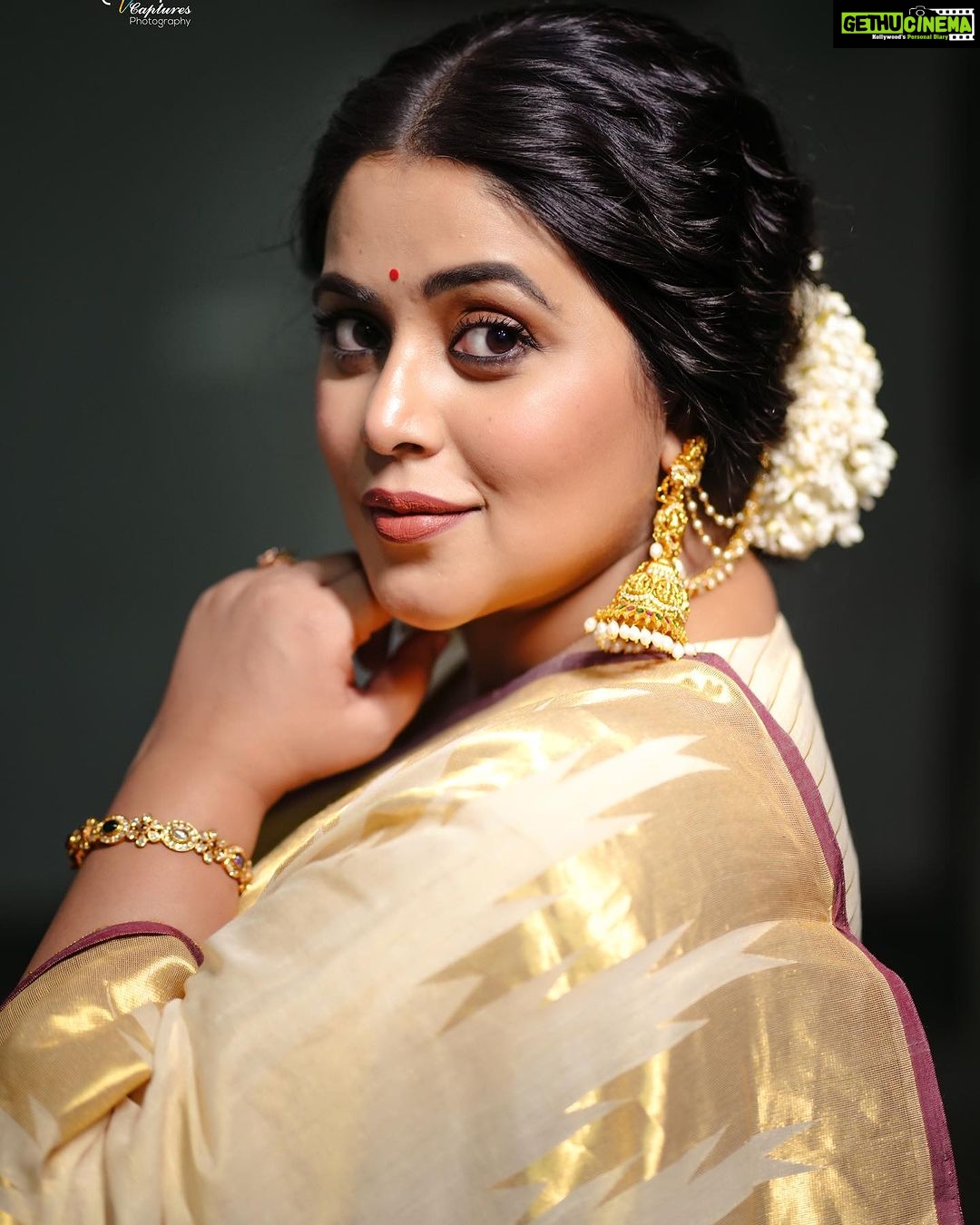Shamna Kasim Instagram - No Indian girl can ever say no to the magic of Saree…. Styling: @vasudevan.arun Saree: @saanshi_handloom_kuthambully Blouse: @vasudevan.arun Jewelry: @emmadi_silver_jewellery Pics: @v_capturesphotography Hairstylist: @hairartistpoojagupta @etvtelugu2708 @etvwin #dheepremierleague #lovemyjob 🧿