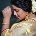 Shamna Kasim Instagram – No Indian girl can ever say no to the magic of Saree…. 

Styling: @vasudevan.arun 
Saree: @saanshi_handloom_kuthambully 
Blouse: @vasudevan.arun 
Jewelry: @emmadi_silver_jewellery 
Pics: @v_capturesphotography 
Hairstylist: @hairartistpoojagupta 

@etvtelugu2708 @etvwin #dheepremierleague #lovemyjob 🧿
