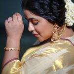 Shamna Kasim Instagram - No Indian girl can ever say no to the magic of Saree…. Styling: @vasudevan.arun Saree: @saanshi_handloom_kuthambully Blouse: @vasudevan.arun Jewelry: @emmadi_silver_jewellery Pics: @v_capturesphotography Hairstylist: @hairartistpoojagupta @etvtelugu2708 @etvwin #dheepremierleague #lovemyjob 🧿