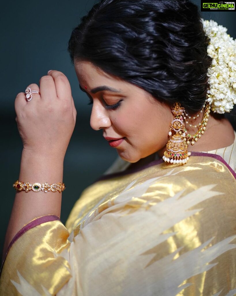 Shamna Kasim Instagram - No Indian girl can ever say no to the magic of Saree…. Styling: @vasudevan.arun Saree: @saanshi_handloom_kuthambully Blouse: @vasudevan.arun Jewelry: @emmadi_silver_jewellery Pics: @v_capturesphotography Hairstylist: @hairartistpoojagupta @etvtelugu2708 @etvwin #dheepremierleague #lovemyjob 🧿