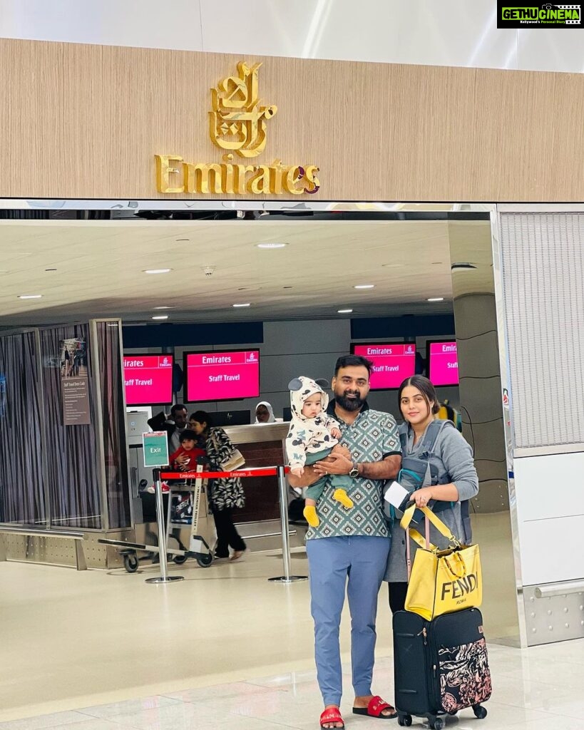 Shamna Kasim Instagram - @emirates @dubaiairports #dubai🇦🇪 #emirates #airport #travel #shamnakasim #shanidasifali #hamdanasifali Dubai Airport Terminal-3