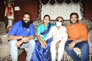 Shanmuga Pandian Instagram - Happy Diwali from Captain Family 🪔 ✨

#happydiwali#deepavali#diwali#celebrations#festival#festive#family#captain#vijayakanth#premalathavijayakanth#shanmugapandian#vijayaprabhakaran