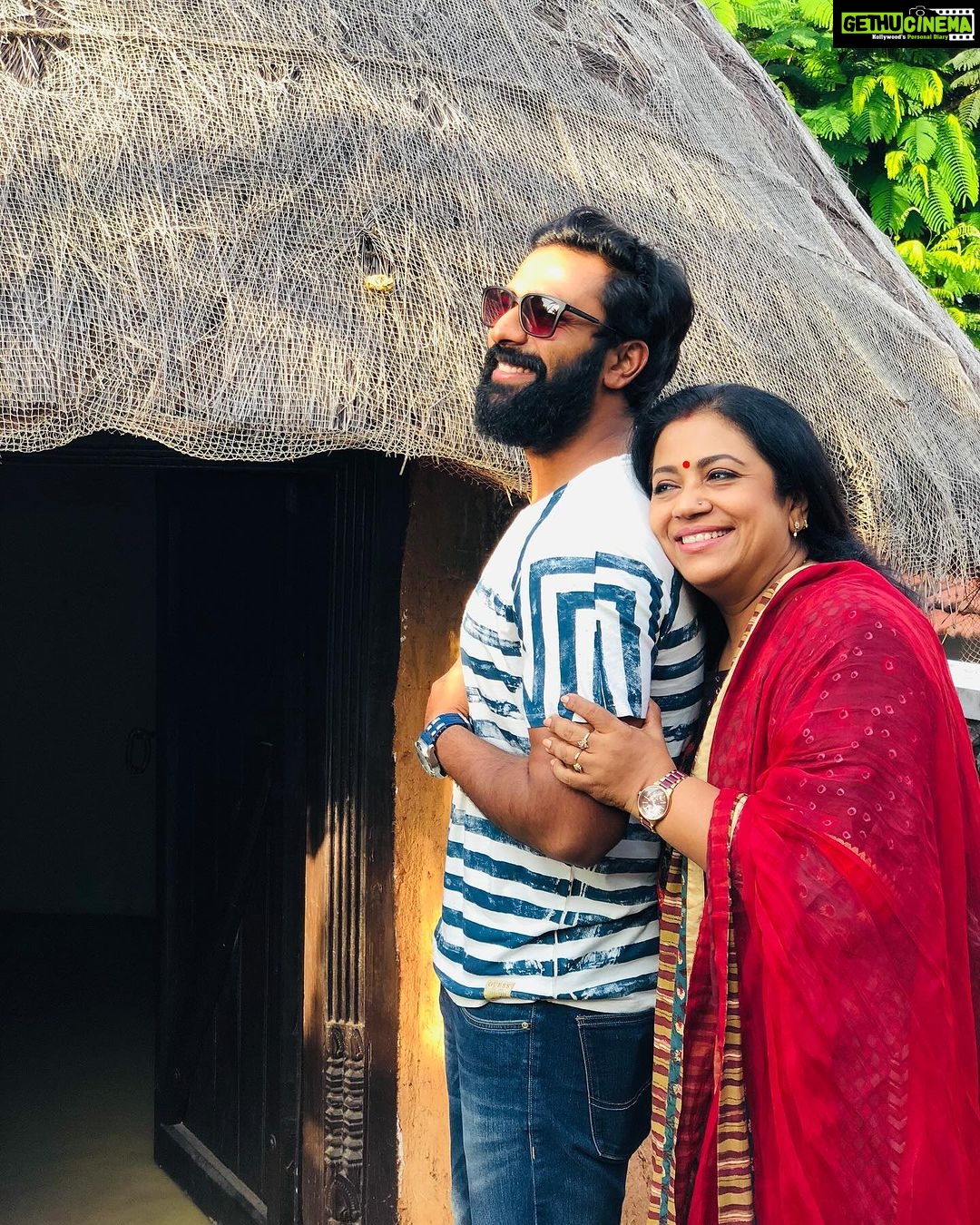 Shanthanu Bhagyaraj Instagram - Throwback to some memorable family time❤️😍 #throwback #memories #family #familytime #familyfirst