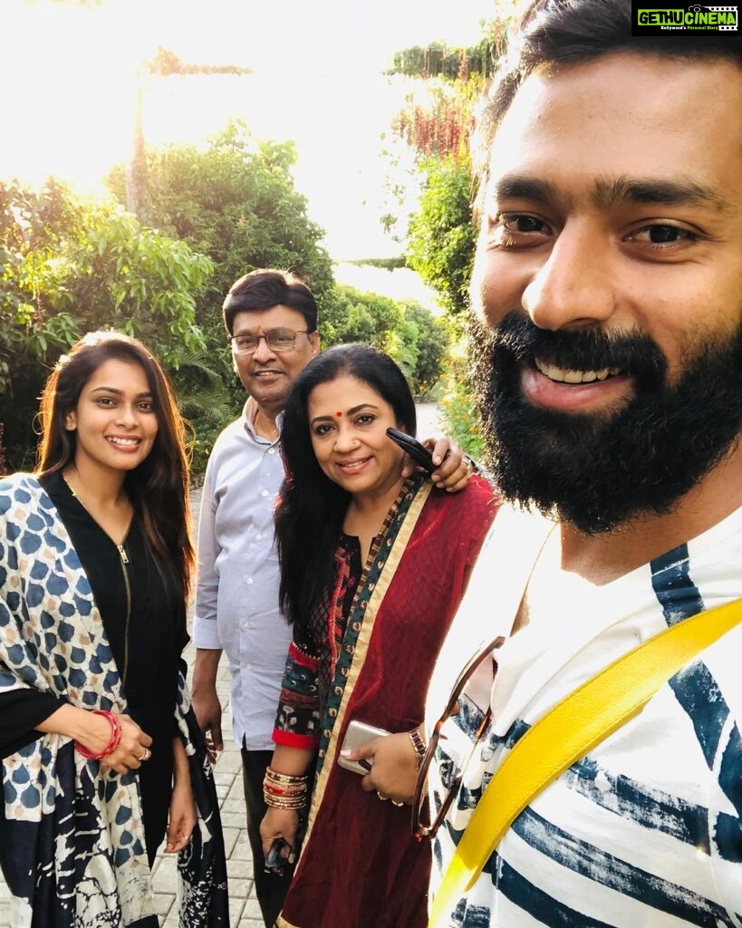 Shanthanu Bhagyaraj Instagram - Throwback to some memorable family time❤️😍 #throwback #memories #family #familytime #familyfirst