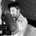 Shanthanu Bhagyaraj Instagram – Turn your face to the Sun…
& the shadows will fall behind u💥 🧿 

Black-White Series Set 2️⃣
📸 @kikivijay11 

#black #white #blackandwhite #badass