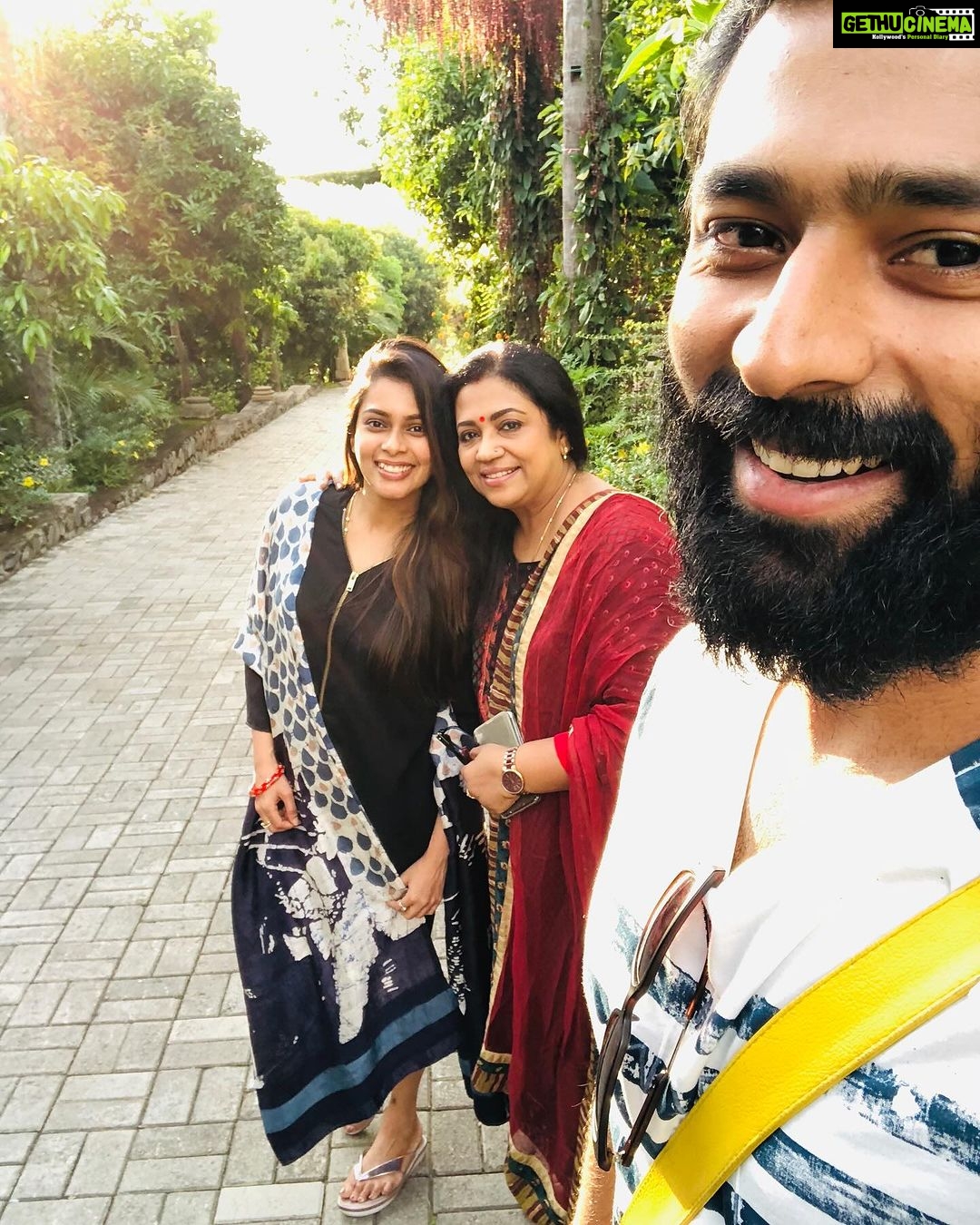 Shanthanu Bhagyaraj Instagram - Throwback to some memorable family time❤️😍 #throwback #memories #family #familytime #familyfirst