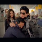 Sharib Hashmi Instagram - Birthday Jhappi to the Birthday Boy 🎂🤗🤗🎂 It was a huge honour to share screen space with you @iamsrk sir ❤️❤️ I hope n pray ke aapke saath dobara kaam karne ka mauka mile ❤️❤️🤲🏻🤲🏻 Saalgirah ki dher saari mubarakbaad ❤️❤️ #KingKhan #SRK #ShahrukhKhan #jabtakhaijaan #yrf London, UK