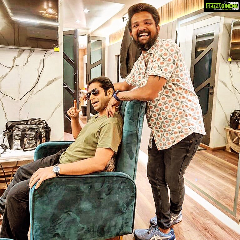 Sharib Hashmi Instagram - Barson se yeh aadmi mujhe choona laga raha hai 🤪❤❤ Belated Happy birthday aamcha genius @irohitsmahadik ❤🎂❤ Tumne Mereko life mein jitna ‘GUM’ diya hai, us se zyada khushi Di hai 😛😛❤❤🤗🤗 #happybirthday