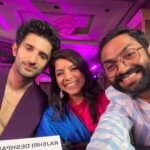 Sharib Hashmi Instagram - OTT Play Awards for The Best Supporting Actor 🕺🏻🕺🏻🕺🏻 @ottplayapp ❤️ #OTTplayAwards2023 ❤️🙏🙏 My First Award for #TARLA ❤️ a film verrrry close to my heart ❤️ A big heart felt thanks to the entire team of TARLA mere writer director @pglens it was love at first sight with you sirrrr ❤️ @iamhumaq meri dosssttt tumne agar support nahin kiya hota toh yeh supporting actor milta hi nahin ❤️❤️ @ashwinyiyertiwari ji ❤️ @niteshtiwari22 sir ❤️ @earthskynotes ❤️ @rsvpmovies ❤️ @ronnie.screwvala sir for showing faith in me ❤️ @zee5 for showing faith in the movie ❤️ @castingchhabra bhaiii for everything bhaiii ❤️❤️ @kunjumonsalu mereko itta khoobsurat bana diya aapne yaarr ❤️ @hetalvariaofficial thankooo soo much for the dialect workshops Aur us se bhi important aapka sets Pe rehna bahut helpful tha. ❤️❤️ And the entire team who worked on my look the make up team @mukta_dubey_tiwari ❤️ aur apna bhaiii @irohitsmahadik ❤️ costumes @tasneemkhan19 ❤️ matlab dil khush aur rooh baagh baagh ho gayi ❤️❤️ Sharing some glimpses from last night with the award and with my dear friends ❤️❤️❤️ Oyee @mipalkarofficial ❤️ this is the 2nd time you presented me an award ❤️❤️🤗🤗 Styled by : @itsbhavyapatel_ ❤️ Jacket : @nm_design_studio ❤️ Mumbai - The City of Dreams