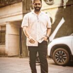 Sharib Hashmi Instagram - Lamhe Guzar Gaye ❤️ 📸 @roobaroo_art ❤️ Abhi agla photuu #BandStand pe ❤️ #Piku #IrrfanKhan ❤️ Chapel Avenue, Bandra