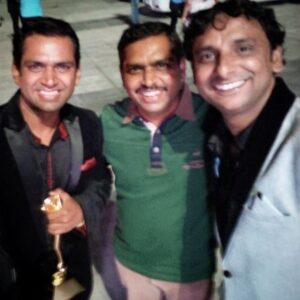 Sharib Hashmi Instagram - हँसी हँसी में वो दुख दर्द झेलता ही रहा,
करिश्मा-बाज़ ज़माने से खेलता ही रहा…!

Tumhari himmat ko salaam bhai 🙏 mushkil se mushkil waqt mein tumhein muskuraate huye hi dekha ❤️🙏 

Doston dua kariye mere bade bhai Aquil Hashmi ko jannat mein aala muqaam haasil ho 🤲🏻🤲🏻