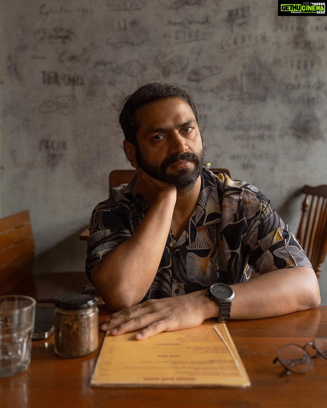 Sharib Hashmi Instagram - Menu Dekhke Menu Aukaat Pata Chali … aur ek baat pata chali ke… (gaana suno) 📸 @roobaroo_art ❤️❤️ Jokes apart lovvved @birdsong.cafe ❤️ and their keema pav .. ❤️ Just tasting like a wow !! just like a woww ❤️👌🏼👌🏼 Birdsong - The Organic Cafe