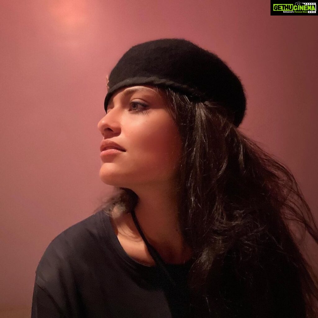Sharvary Joshi Instagram - Stay high, but keep your feet down on earth. ❤️ Pc : @babumishaai 🎃 #cute #❤️ #black #tshirt #nudeshades #shotoniphone #randomclick #crush #love #hot #instagood #instadaily #instafashion #instalove #instagram #instamood #instalike #instaphoto #follow #beauty #beautifulgirls #beautiful #🍃 #follow #flashphotography #actress #actor #actorslife #acting #🎭 Ahmedabad, India