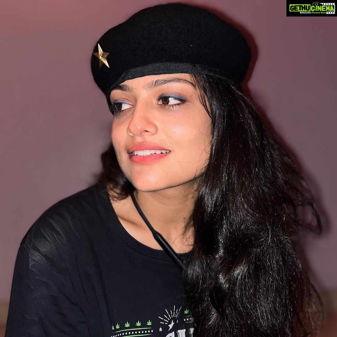 Sharvary Joshi Instagram - When you are waiting for the taxi. 🍃 Pc: @babumishaai 😘 #cute #❤️ #black #tshirt #nudeshades #shotoniphone #randomclick #crush #love #hot #instagood #instadaily #instafashion #instalove #instagram #instamood #instalike #instaphoto #follow #beauty #beautifulgirls #beautiful #🍃 #follow #flashphotography #actress #actor #actorslife #acting #🎭 Ahmedabad, India