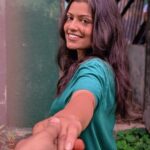 Sharvary Joshi Instagram - Guess?!? 🤭 Pc @yashraj3105 #sharvaryjoshi #actress #random #feel #happiness #instagood #mood #blackandwhite #tint #purple #love #crazyfriends #friendship #caughtintheact #randomclick #instadaily #instamood #smile #beautiful #fun #justlikethat #actor #actorslife #actors #chilling #positivevibes
