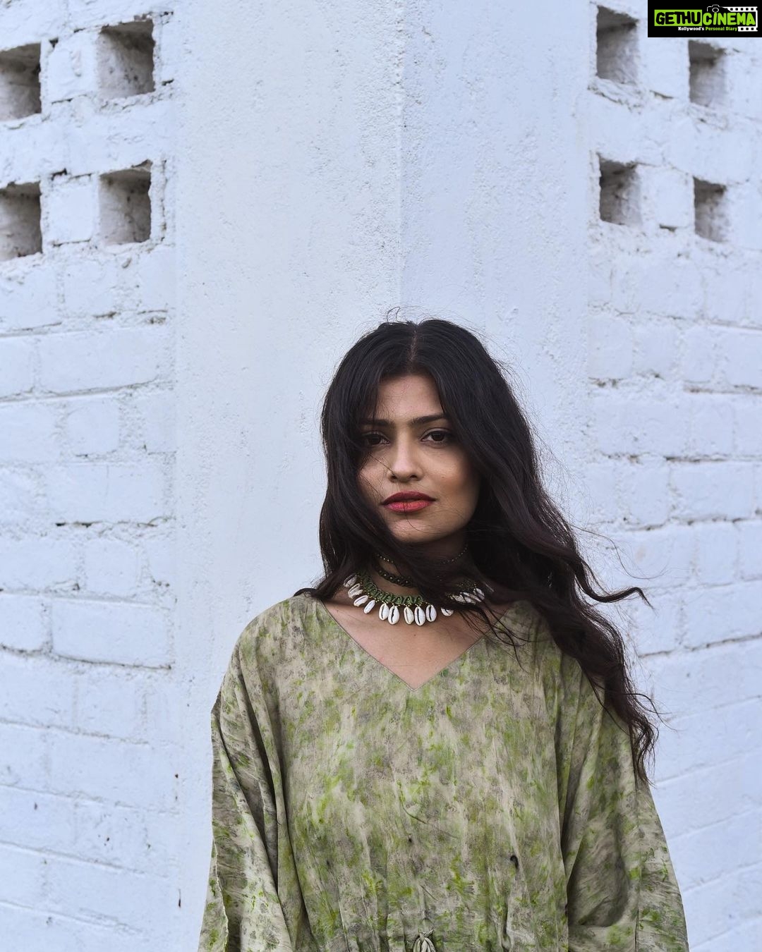 Sharvary Joshi Instagram - “It’s what you do right now that makes a difference.” –Struecker, Black Hawk Down Photography by @jinitsoni_ and @saumyajoshi279 Jewellery by @witchyweaves Production by @vivek.bhaya and @bemishaal MUA @___prettify___ Location @upajfarm #photoshoot #modeling #beauty #kaftan #kaftandress #tiedye #jewelleryshoot #macramejewerly #green #nature #orchard #beautiful #upajfarm #pose #model #acting #actor #actress #actorslife #instamood #instalove #love #sharvaryjoshi