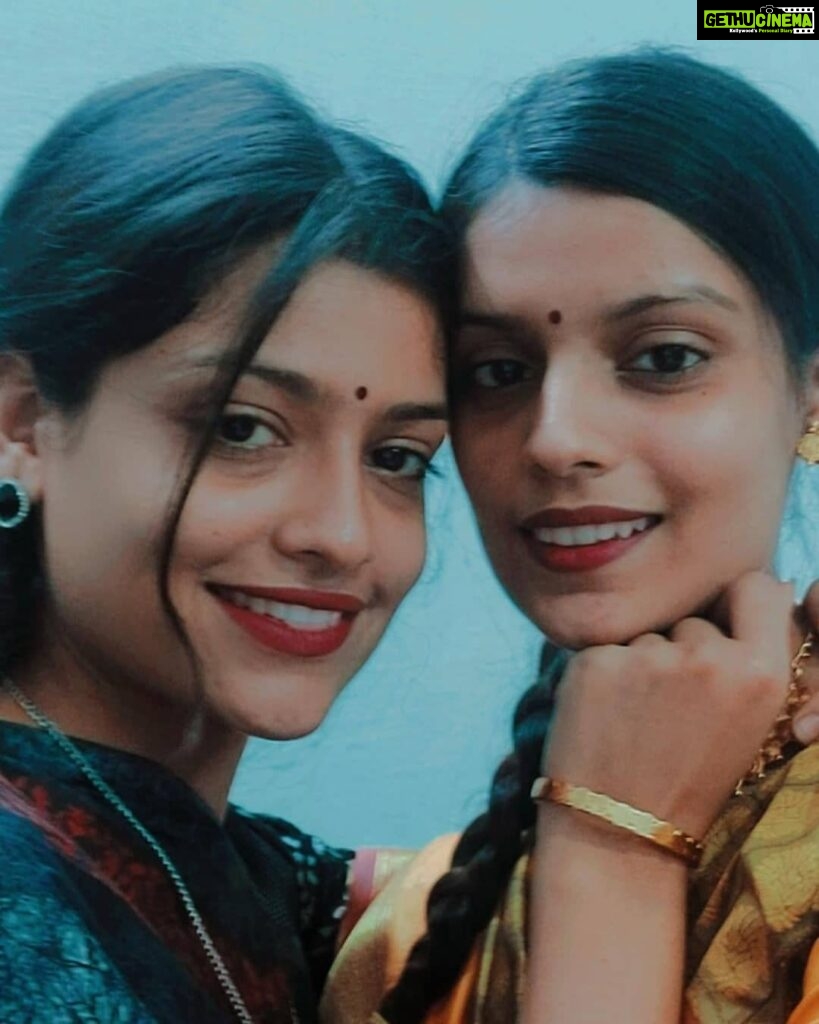 Sharvary Joshi Instagram - Togetherness is the true happiness 😇😘 Happy Diwali 💫 Happy New Year #diwali2020 #happydiwali #saree #sisters #together #happiness #saalmubarak