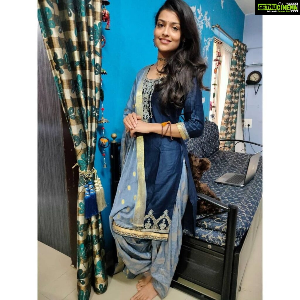 Sharvary Joshi Instagram - सलवार सूट पर मुझे उसकी छोटीसी बिंदी पसंद है, हाँ, मुझे अंग्रेजी से ज़्यादा हिंदी पसंद है। 💙💙💙 📸 : @sushrapa #salwarkameez #salwarsuit #traditionalwear #bharatiyanari #indianwomen #punjabilook #bluegrey #traditionallook #actress #fashiondesigner #actor #tradotionalfashion #ethnic #ethnicwear #rakhi2020 #lotsoflove #positivevibes #instagood #sharvaryjoshi #ssharvaryjoshi #💙
