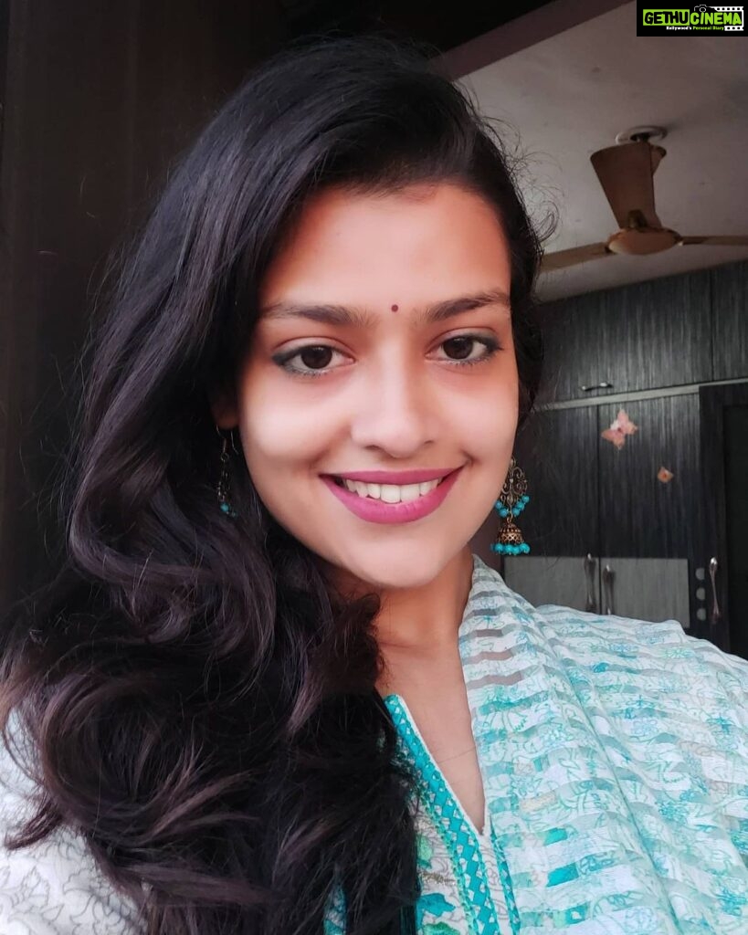 Sharvary Joshi Instagram - Ainvey ❤️ #random #instadaily #selfie #ainvey #indiantraditionalwear #dostkiearring #longearrings #blue #💙 #positivevibes #positiveenergy #instalike #smile #beautifulfeeling #beauty #sweet💋 #❤️