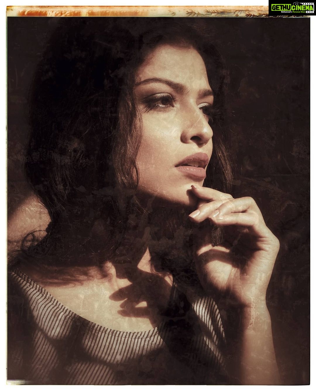 Sharvary Joshi Instagram - It is neither poor handling nor the weather that turns the pages of a book a fine sepia. It is the reader's imagination. - SA Tawks 🖤💛 Dress: @sonalkabra_official Click and mua: @_couturiere for @couture.photography__ Editing and effects: @sharvaryjoshi #chemical #sepia #sepiaphoto #perfect #warm #vintage #antiques #slowaging #romantic #yellowbrown #tiedye #portrait #snapseed #picsart #photoshop #actress #acting #actor #actorslife🎬 #modellife #model #modelling #vintageportrait #oldstyle #photoshoot #fashionphotography #💛🖤 #🎭 #theatreartist #artist