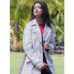 Sharvary Joshi Instagram - "Keep your face to the sun and you will never see the shadows." ~Helen Keller 💐 ⁣⁣ ⁣ 📸 Photography: ⁣⁣@ap_photoartist #actress #croptop #maroon #vibrantcolors #colourful #green #trenchcoat #indianbeauty #🇮🇳 #actress🎬 #model #fashiondesigner #modelling #modellinglife #modelposing #browngirl #loosehair #sharvaryjoshi #barodian #photoshootideas #practicesession #📸 #photographyy #beautifulpose #fashionstatement #lightscamerapose #🎭 #🔥🔥 #❤️🖤