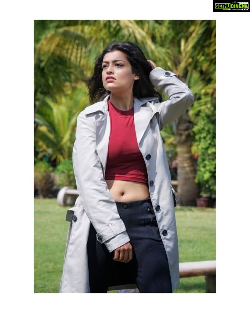 Sharvary Joshi Instagram - "Keep your face to the sun and you will never see the shadows." ~Helen Keller 💐 ⁣⁣ ⁣ 📸 Photography: ⁣⁣@ap_photoartist #actress #croptop #maroon #vibrantcolors #colourful #green #trenchcoat #indianbeauty #🇮🇳 #actress🎬 #model #fashiondesigner #modelling #modellinglife #modelposing #browngirl #loosehair #sharvaryjoshi #barodian #photoshootideas #practicesession #📸 #photographyy #beautifulpose #fashionstatement #lightscamerapose #🎭 #🔥🔥 #❤️🖤